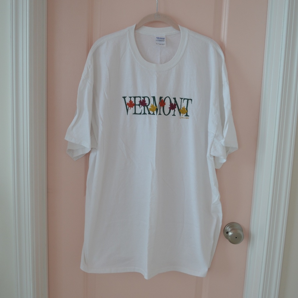 NWOT White Vermont Fall Leaves Embroidered T Shirt